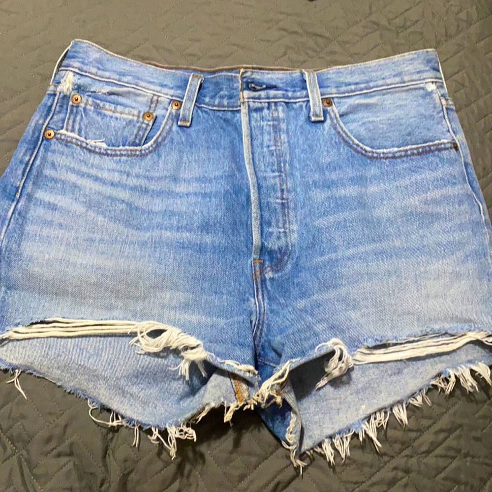 Levi’s distressed shorts size 31w/used